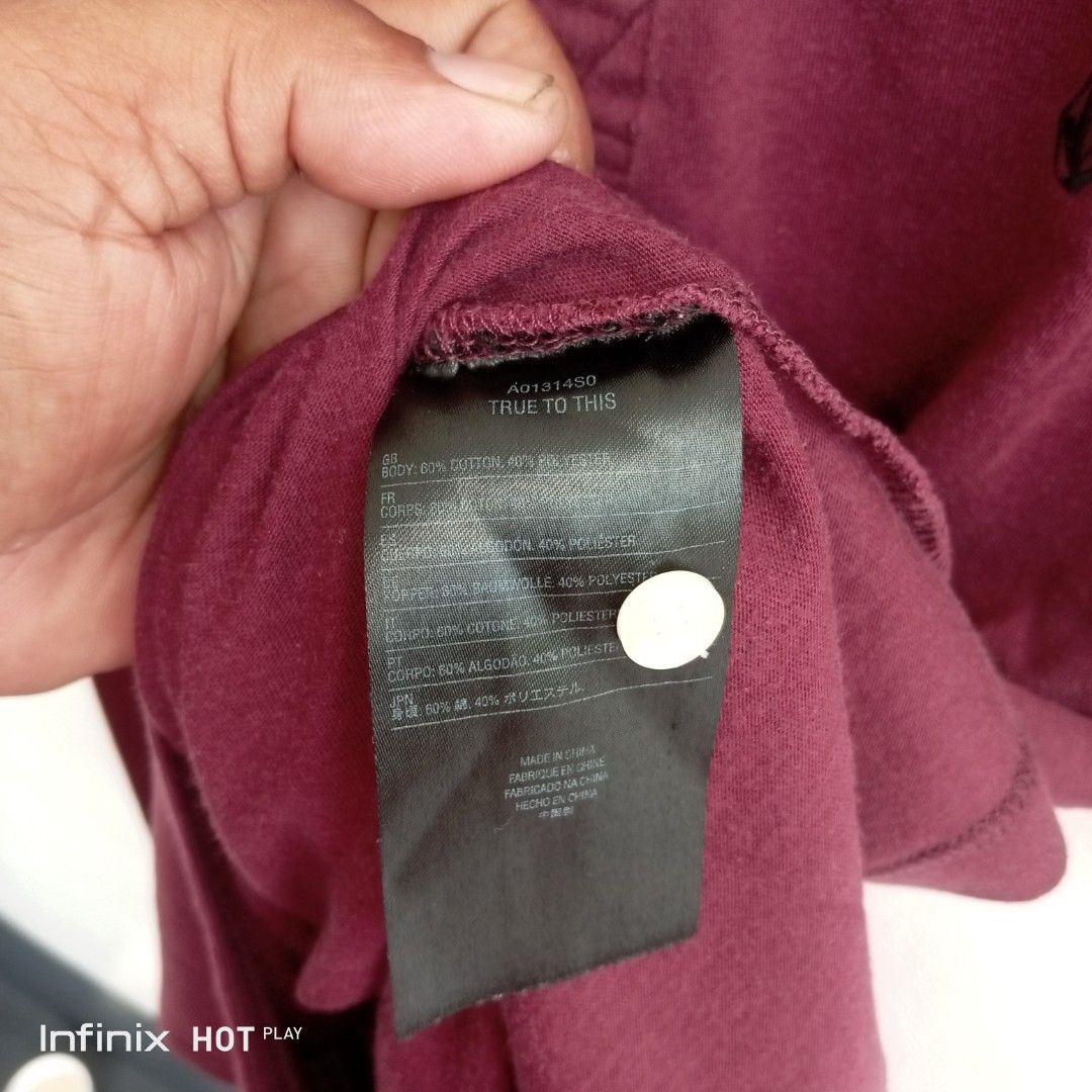 Volcom Wowzer Polo Shirt (Asymmetrical Back Stitch) - Size M (Category: Tshirts & Polo Shirts ) located in Manila. Submitted by rhegsthrifted (Listing ID 1468899753, Image 3). Description: ⚡💵PRICE : 250.00 [👉 Free Shipping Via JnT 👌] Selling my authentic Volcom Wowzer Polo Shirt in maroon/burgundy color. Distinctive features include the iconic asymmetrical back yoke stitch and custom Volcom Stone engraved buttons. • Brand: Volcom (Original) • 
