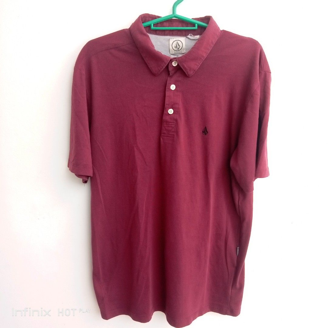 Volcom Wowzer Polo Shirt (Asymmetrical Back Stitch) - Size M (Category: Tshirts & Polo Shirts ) located in Manila. Submitted by rhegsthrifted (Listing ID 1468899753, Image 1). Description: ⚡💵PRICE : 250.00 [👉 Free Shipping Via JnT 👌] Selling my authentic Volcom Wowzer Polo Shirt in maroon/burgundy color. Distinctive features include the iconic asymmetrical back yoke stitch and custom Volcom Stone engraved buttons. • Brand: Volcom (Original) • 