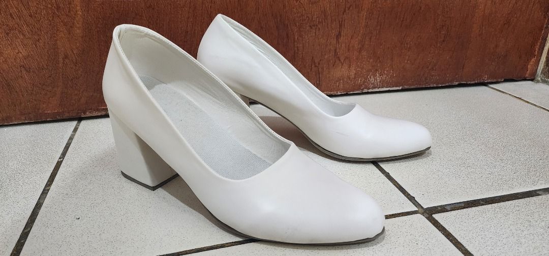 White 2-inch Heels (size 9) (Category: Heels) located in Manila. Submitted by bibimboop (Listing ID 1468861980, Image 2). Description: White 2-inch heels, size 9. Used only twice, with minimal scratches as seen in the photos. The heel part is quite thick so it feels stable, even for those who don't really wear heels. These heels were bought and made in Marikina. 🧧 Mode of Payment: Gcash or Cash (meet-ups) 📍 Meet-Ups: Robinsons Place Manila (Erm