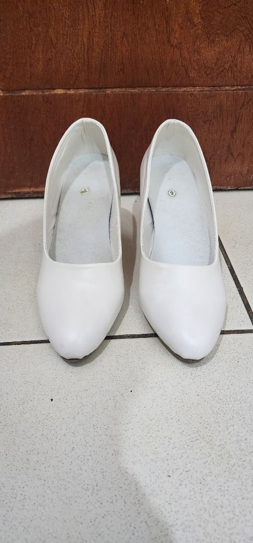 White 2-inch Heels (size 9) (Category: Heels) located in Manila. Submitted by bibimboop (Listing ID 1468861980, Image 3). Description: White 2-inch heels, size 9. Used only twice, with minimal scratches as seen in the photos. The heel part is quite thick so it feels stable, even for those who don't really wear heels. These heels were bought and made in Marikina. 🧧 Mode of Payment: Gcash or Cash (meet-ups) 📍 Meet-Ups: Robinsons Place Manila (Erm