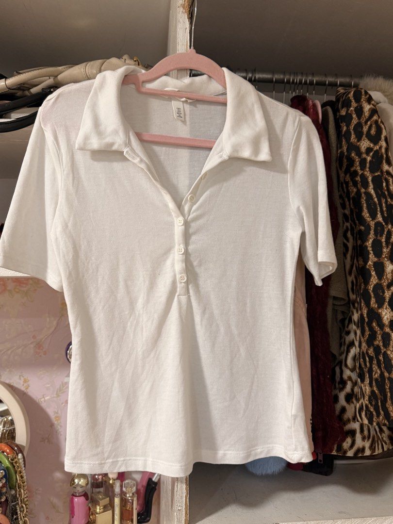 White button up top (Category: Shirts) located in Lapu Lapu. Submitted by bzzzzarah (Listing ID 1468796005, Image 1). Description: .