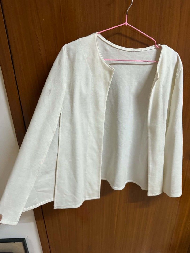White Cape Blazer Split Sleeve Open Front Jacket (Category: Coats, Jackets and Outerwear) located in Caloocan City. Submitted by mylove326 (Listing ID 1468777679, Image 2). Description: - Style: White open-front cape blazer with modern split sleeves - Condition: Worn a couple of times, still in solid shape - Features: Structured seams down the front - Versatility: Great layering piece for work or going out - ndi nagamit. Need wash lang natago lan