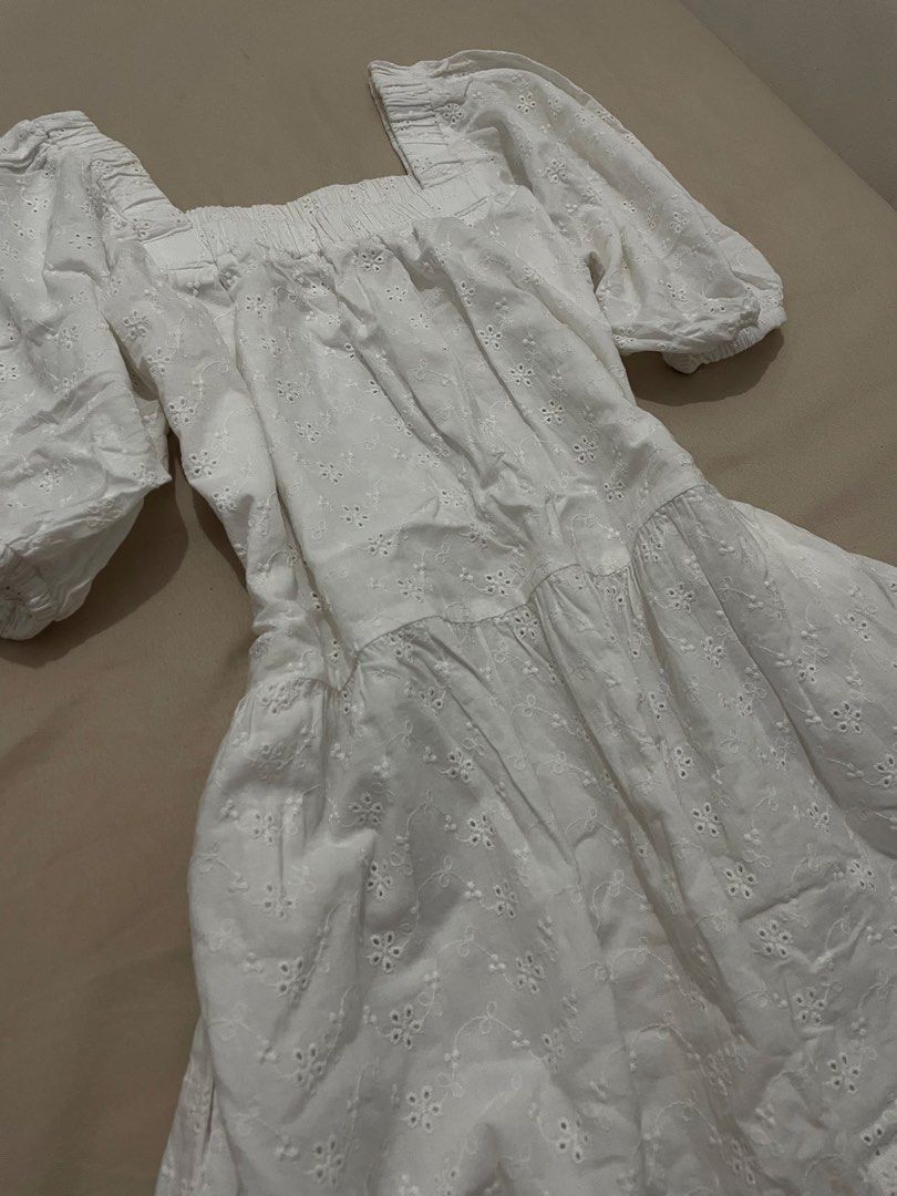 White Dress (Category: Dresses) located in Manila. Submitted by eyyarrios82239 (Listing ID 1468857504, Image 3). Description: Preloved Selling Price — P200.00 Size — Medium Courier — Lalamove or Self Pick Up Only Location — Balingasa, Quezon City (Near Ayala Malls Cloverleaf/ A.Bonifacio) Mode of Payment — Gcash upon pick up.