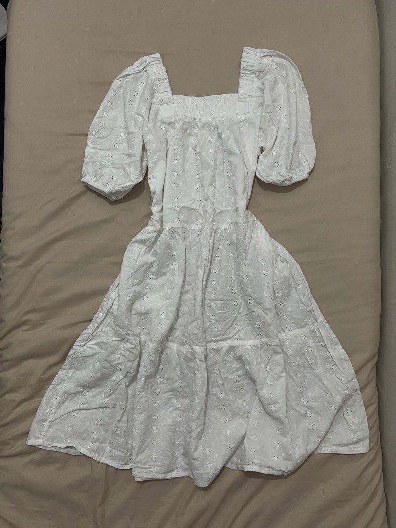 White Dress (Category: Dresses) located in Manila. Submitted by eyyarrios82239 (Listing ID 1468857504, Image 2). Description: Preloved Selling Price — P200.00 Size — Medium Courier — Lalamove or Self Pick Up Only Location — Balingasa, Quezon City (Near Ayala Malls Cloverleaf/ A.Bonifacio) Mode of Payment — Gcash upon pick up.