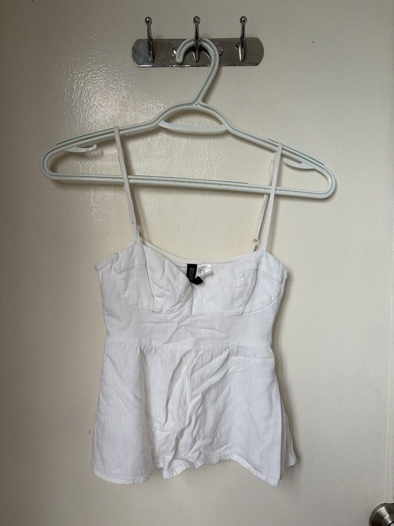 White Flowy Blouse (Category: Sleeveless) located in Muntinlupa City. Submitted by el8na (Listing ID 1468785558, Image 1). Description: • Only used a few times • RFS: Too many white tops • Super cute :( .