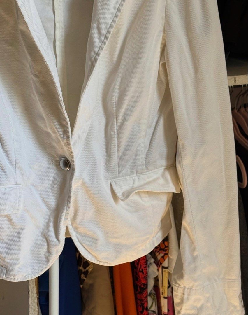 White Formal Coat (Category: Coats, Jackets and Outerwear) located in Lapu Lapu. Submitted by bzzzzarah (Listing ID 1468917699, Image 2). Description: .
