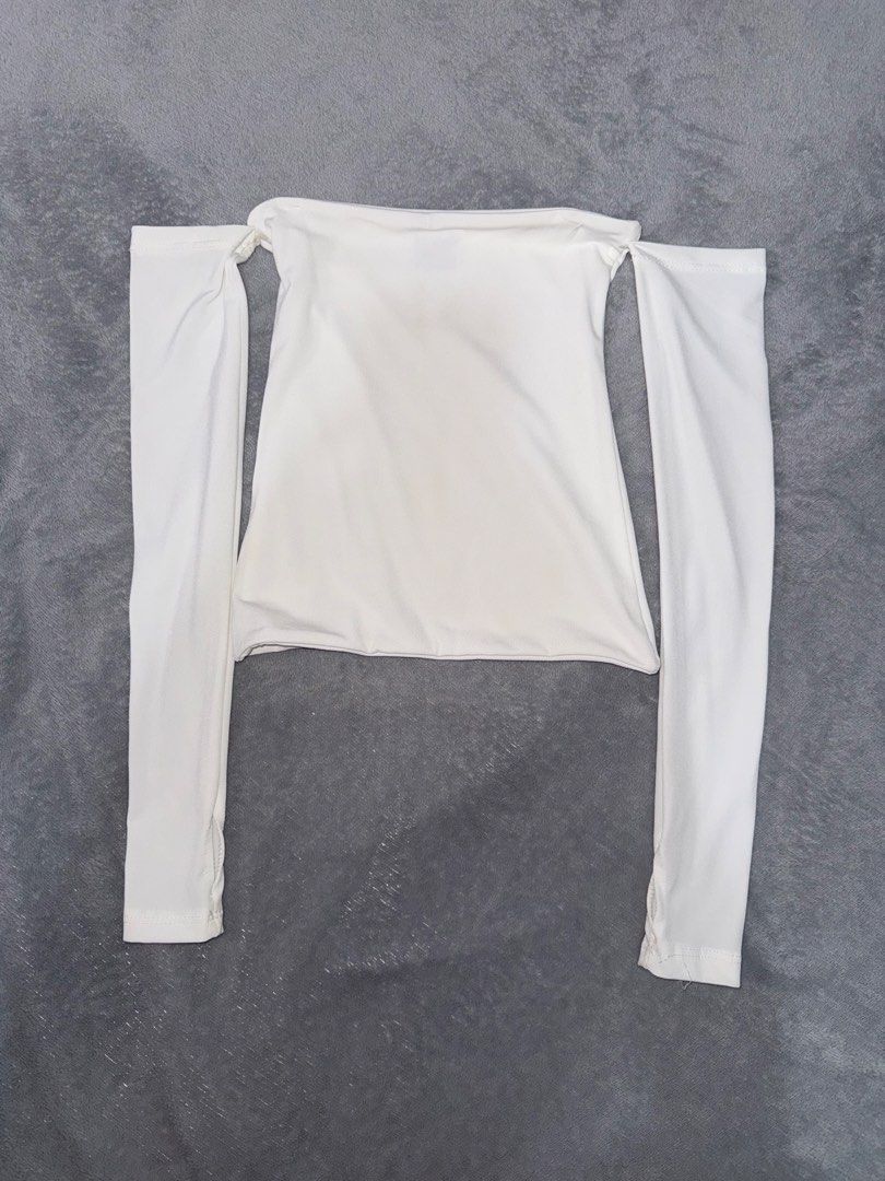 White Off Shoulder Long-sleeve Top (Category: Longsleeves) located in Capas. Submitted by blesseee_d (Listing ID 1468751397, Image 1). Description: DM me! 💕.