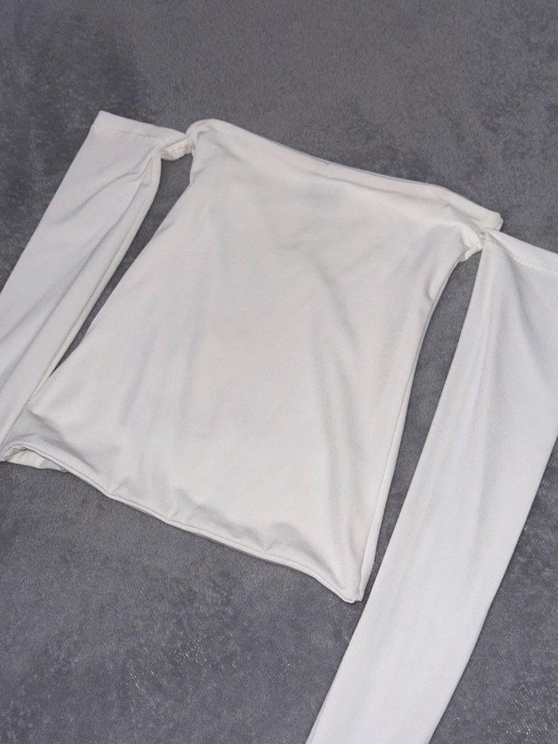 White Off Shoulder Long-sleeve Top (Category: Longsleeves) located in Capas. Submitted by blesseee_d (Listing ID 1468751397, Image 3). Description: DM me! 💕.