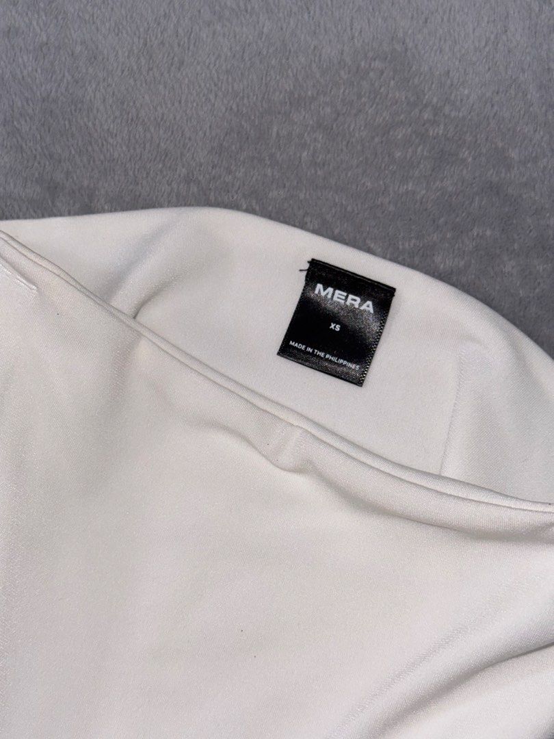 White Off Shoulder Long-sleeve Top (Category: Longsleeves) located in Capas. Submitted by blesseee_d (Listing ID 1468751397, Image 2). Description: DM me! 💕.