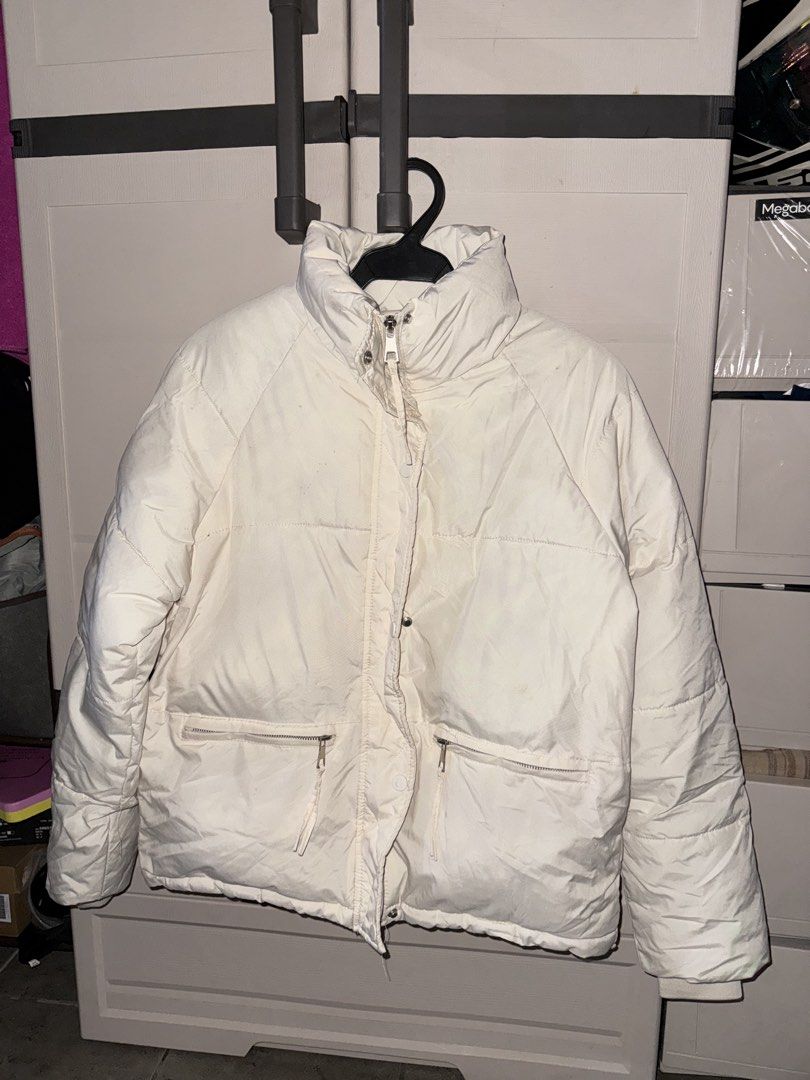 White Puffer Jacket (Category: Coats, Jackets and Outerwear) located in San Juan City. Submitted by decluttering_0909 (Listing ID 1468922281, Image 1). Description: User once nung nag Pulag kami Pm for more details Still negotiable 💯 Can ship via Lalamove at buyer’s expense .