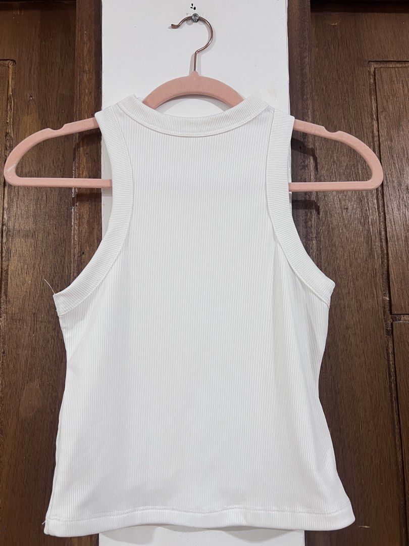 White Ribbed Top (Category: Sleeveless) located in Bacoor. Submitted by pktd10 (Listing ID 1468796503, Image 1). Description: .