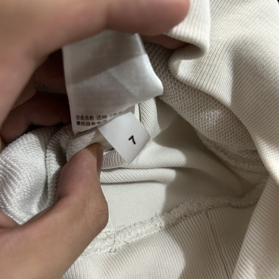 White Uniqlo quarter zip (Category: Coats, Jackets and Outerwear) located in Baguio. Submitted by ralfangelo35075 (Listing ID 1468718728, Image 3). Description: mine: ₱680 size: medium washed ready to wear color rate 9.8/10 pm for more details DISCLAIMER: I Ralf Angelo S. Ta-a / Past wears are not affiliated with any brand that I sell. No copyright infringement intended. All items are thrifted or 2nd hand manage your expectation..