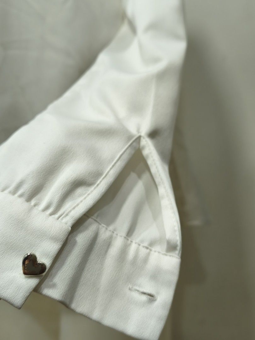White V-Cut Collar Longsleeves (Category: Longsleeves) located in Subic. Submitted by athelstlane (Listing ID 1468851603, Image 2). Description: - Lightweight thick and soft fabric - V-Cut Collar with heart shape buttons - Suitable for corporate attire.