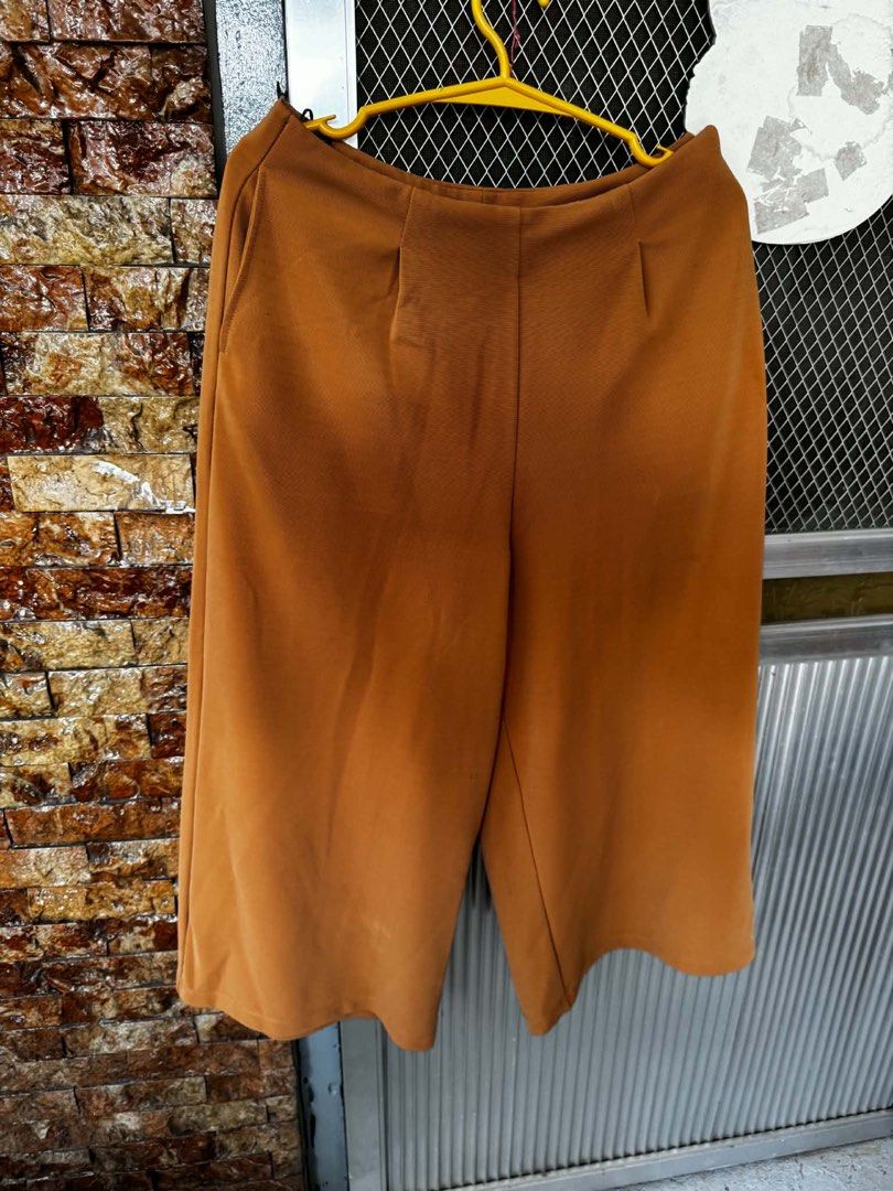 Wide Pants 29-30” (Category: Other Bottoms) located in Manila. Submitted by nallazaid (Listing ID 1468779683, Image 3). Description: Wide Pants 29-30” Thick materials nice color and actual .