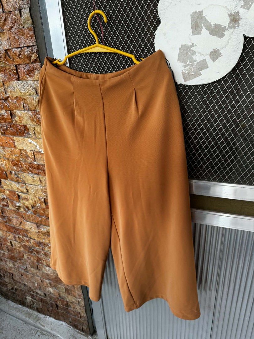 Wide Pants 29-30” (Category: Other Bottoms) located in Manila. Submitted by nallazaid (Listing ID 1468779683, Image 1). Description: Wide Pants 29-30” Thick materials nice color and actual .