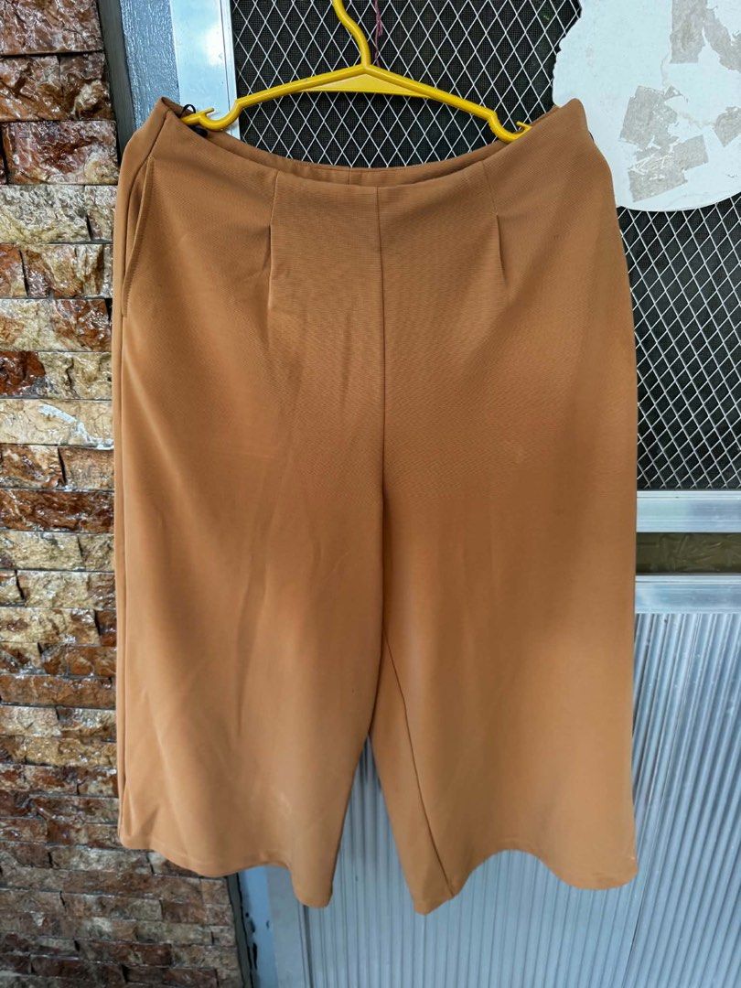 Wide Pants 29-30” (Category: Other Bottoms) located in Manila. Submitted by nallazaid (Listing ID 1468779683, Image 2). Description: Wide Pants 29-30” Thick materials nice color and actual .