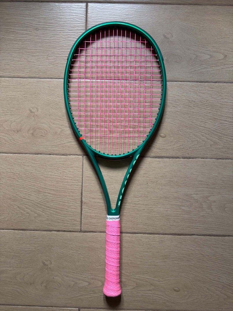 Wilson Blade V10 98 (Category: Racket and Ball Sports) located in Quezon City. Submitted by killag (Listing ID 1468855179, Image 1). Description: Wilson Blade V10 98 16x19 305g Solinco Confidential Soft (new).