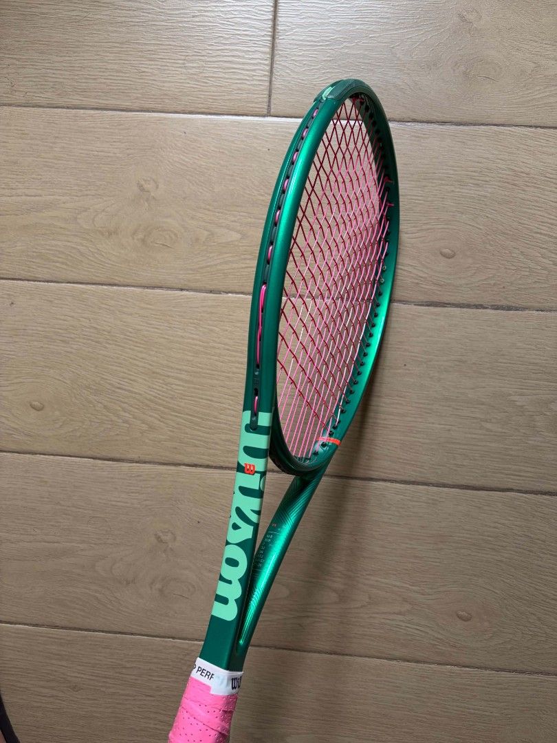 Wilson Blade V10 98 (Category: Racket and Ball Sports) located in Quezon City. Submitted by killag (Listing ID 1468855179, Image 2). Description: Wilson Blade V10 98 16x19 305g Solinco Confidential Soft (new).