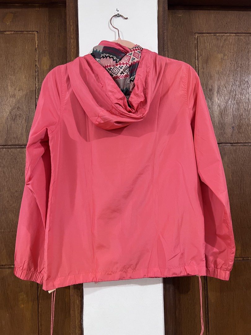 Windbreaker (Category: Activewear) located in Bacoor. Submitted by pktd10 (Listing ID 1468792249, Image 3). Description: Naloose na ung tali. Aside from that ok naman..