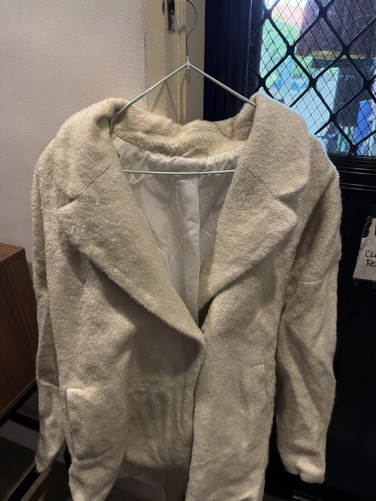 Winter Coat (Category: Coats, Jackets and Outerwear) located in Pasig City. Submitted by shellbyf (Listing ID 1468794695, Image 3). Description: Just needs washing but very nice in actual .