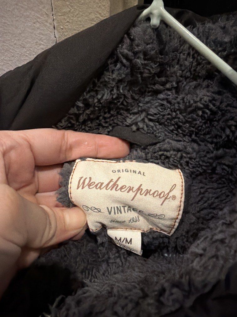 Winter Jacket (Category: Coats, Jackets and Outerwear) located in Pasig City. Submitted by shellbyf (Listing ID 1468801258, Image 2). Description: Black puffer Jacket Fleece inside Size M.