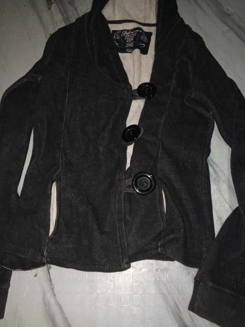 WINTER JACKET WITH BIG BUTTONS (Category: Coats, Jackets and Outerwear) located in San Carlos City. Submitted by sweetfurie (Listing ID 1468927301, Image 3). Description: .