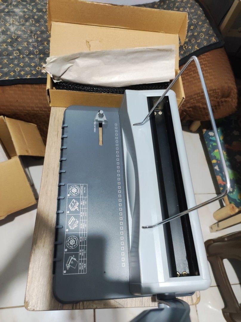 WIRE BINDING MACHINE (Category: Craft Supplies & Tools) located in Manila. Submitted by mavixcollection (Listing ID 1468731598, Image 2). Description: once lang nagamit last December para sa calendar A4 size. . parang brand new lang. location : Sta Mesa, manila 1,600 na lang nasa 2k+ bilis ko jan..