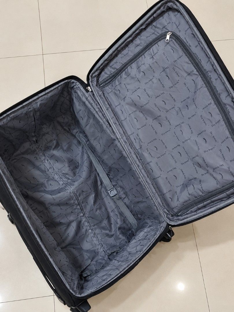 World Traveller luggage (Category: Luggage) located in Mandaluyong City. Submitted by bisou_ph2 (Listing ID 1468820459, Image 2). Description: Large size check in luggage flaw: yung wheels nya. hindi rin cya tumatayo natutumba paharap gawan nyo na lang po ng paraan. needs cleaning. last price posted open for pick up or lalamove Location: Mandaluyong City.