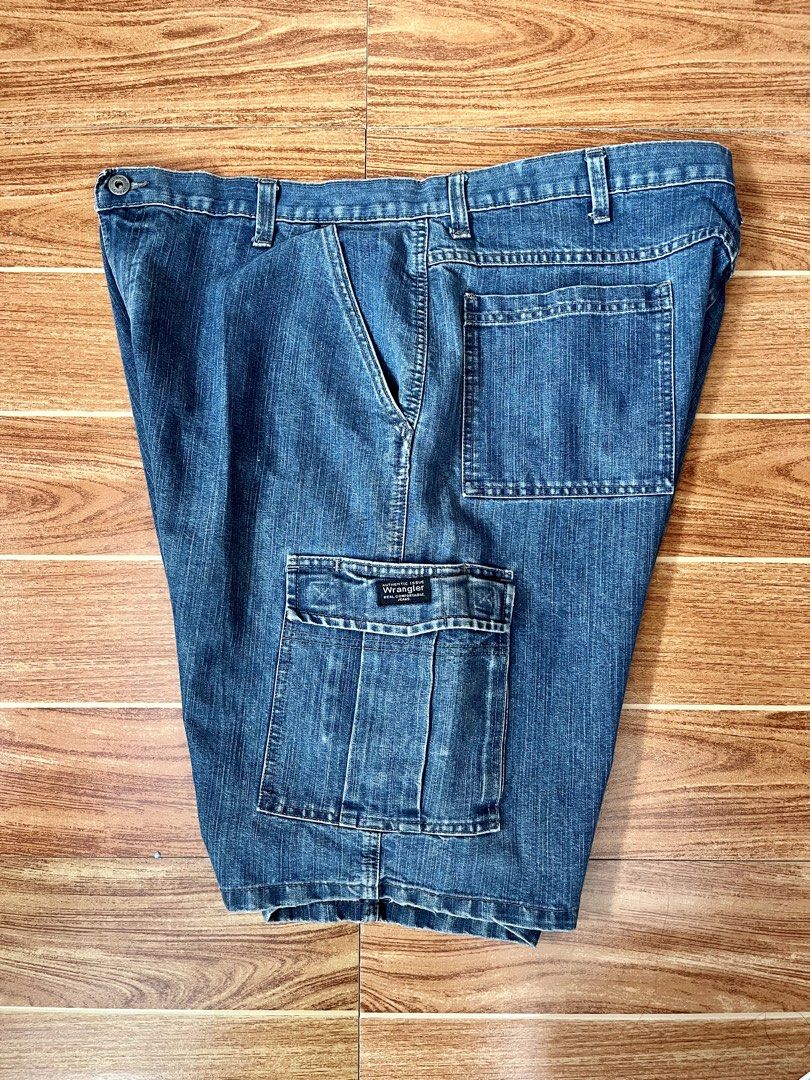 Wrangler Blue Denim Cargo Shorts Size 40 (Category: Shorts) located in Manila. Submitted by a.stmngo (Listing ID 1468744505, Image 3). Description: Waistline Size 40 Length 23.5 inches Leg hole 13 inches Needwash Good Condition 📍Manage your expectation. Item is thrifted. 📍Nagcarlan, Laguna.