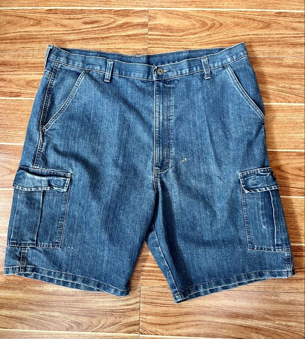 Wrangler Blue Denim Cargo Shorts Size 40 (Category: Shorts) located in Manila. Submitted by a.stmngo (Listing ID 1468744505, Image 1). Description: Waistline Size 40 Length 23.5 inches Leg hole 13 inches Needwash Good Condition 📍Manage your expectation. Item is thrifted. 📍Nagcarlan, Laguna.