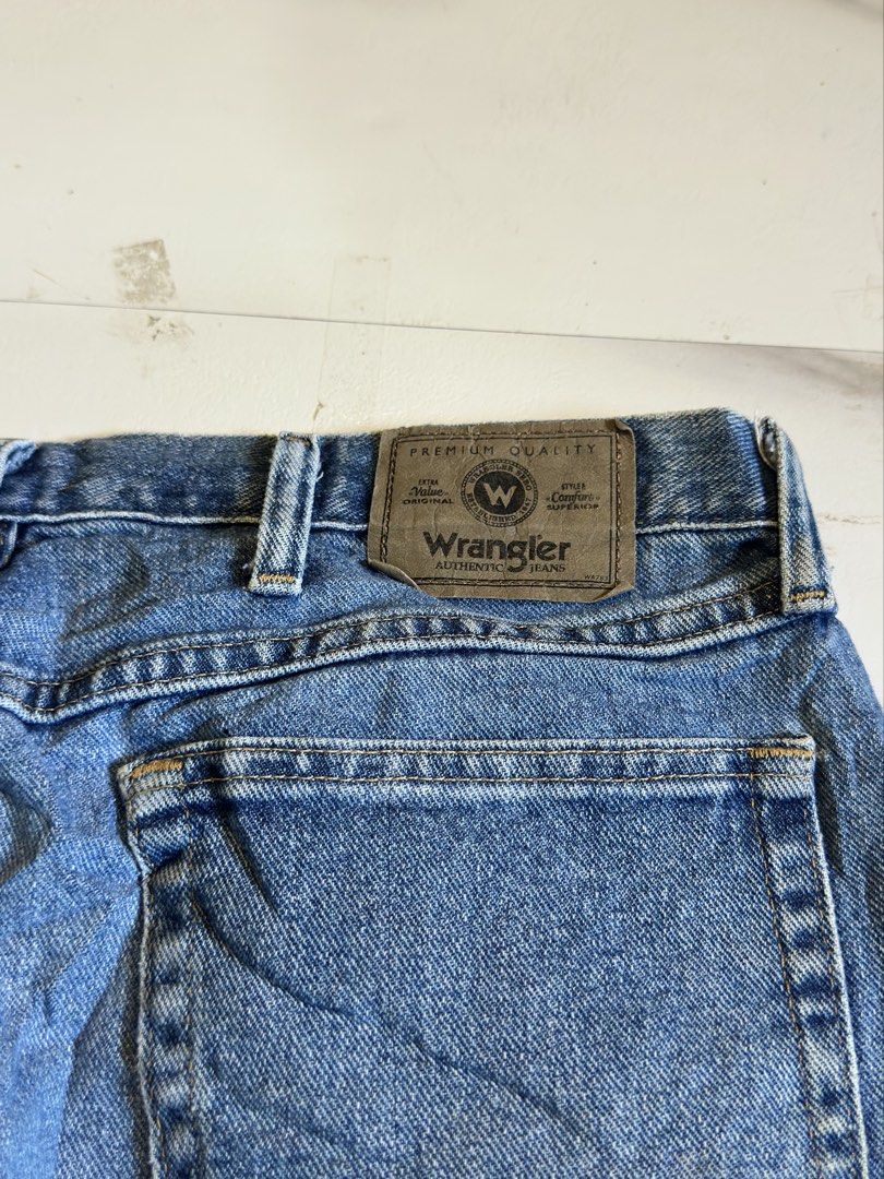 Wrangler Denim Shorts Size 36 Blue (Category: Shorts) located in Cavite. Submitted by remcadzzz (Listing ID 1468879085, Image 3). Description: - Brand: Wrangler - Style: Classic denim shorts with five-pocket design, button fly, and belt loops - Color/Wash: Blue wash - Size: Tagged size 36 - Material: 100% Cotton (Made in Mexico) - Details: Signature rear leather Wrangler patch above the right pocket - Condition: Excellent pre-loved condition, rea