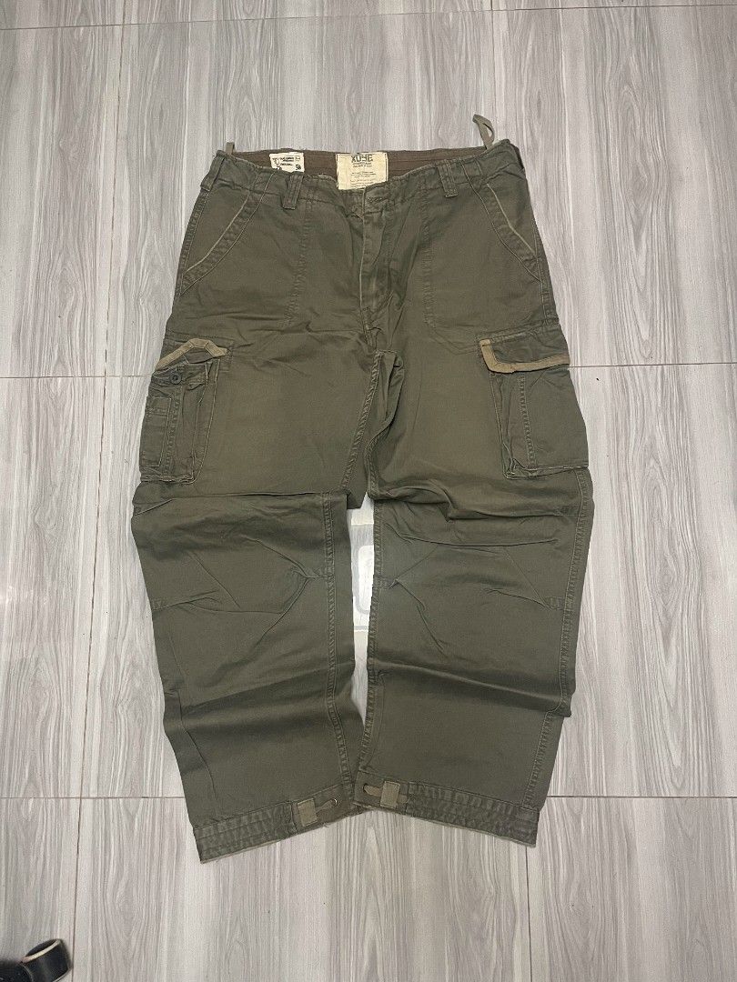 Xoye Cargo Pants Green Size 38 (Category: Jeans) located in Lipa City. Submitted by t1pce3garmentz (Listing ID 1468730905, Image 1). Description: - Brand: Xoye - Size: 38 - Color: Green - Style: Casual streetwear cargo pants - Features: Multiple utility pockets, drawstring waist, and adjustable leg cuffs.