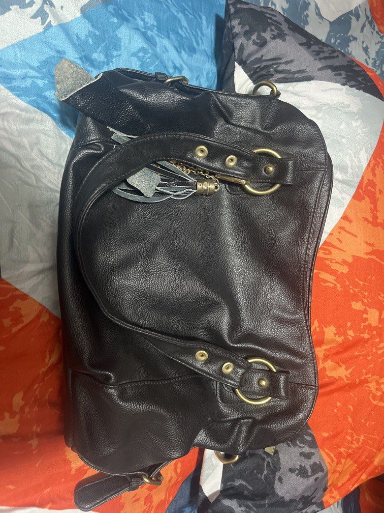 Y2k Bag (Category: Shoulder Bags) located in Manila. Submitted by itzandii_1 (Listing ID 1468813972, Image 1). Description: Has a minor flaws but still functional .