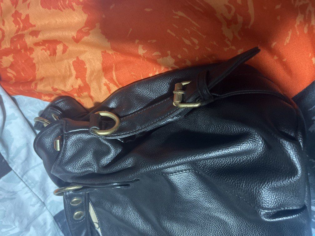 Y2k Bag (Category: Shoulder Bags) located in Manila. Submitted by itzandii_1 (Listing ID 1468813972, Image 3). Description: Has a minor flaws but still functional .