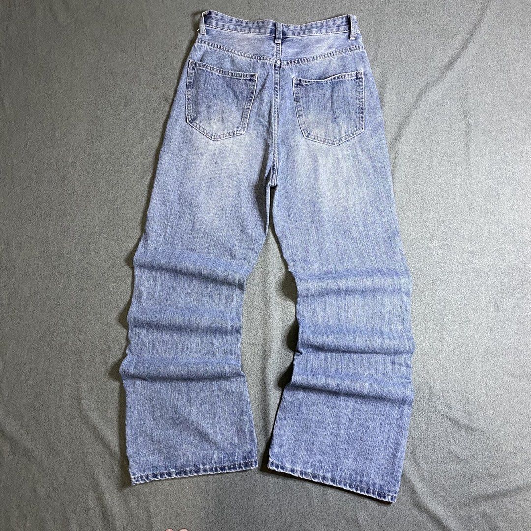 Y2k Baggy Pants (Category: Jeans) located in Dasmarinas. Submitted by slime_thrifts (Listing ID 1468846400, Image 1). Description: Y2k Baggy Pants 28 waist 40 length 9.5 hem Excellent No issue Ready to use ₱200 + sf.
