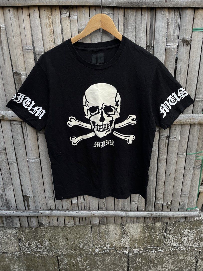 y2k big skull (Category: Tshirts & Polo Shirts ) located in Manila. Submitted by heironjay140351 (Listing ID 1468828395, Image 1). Description: no issue color rate 10 medium to large no issue need wash lang.