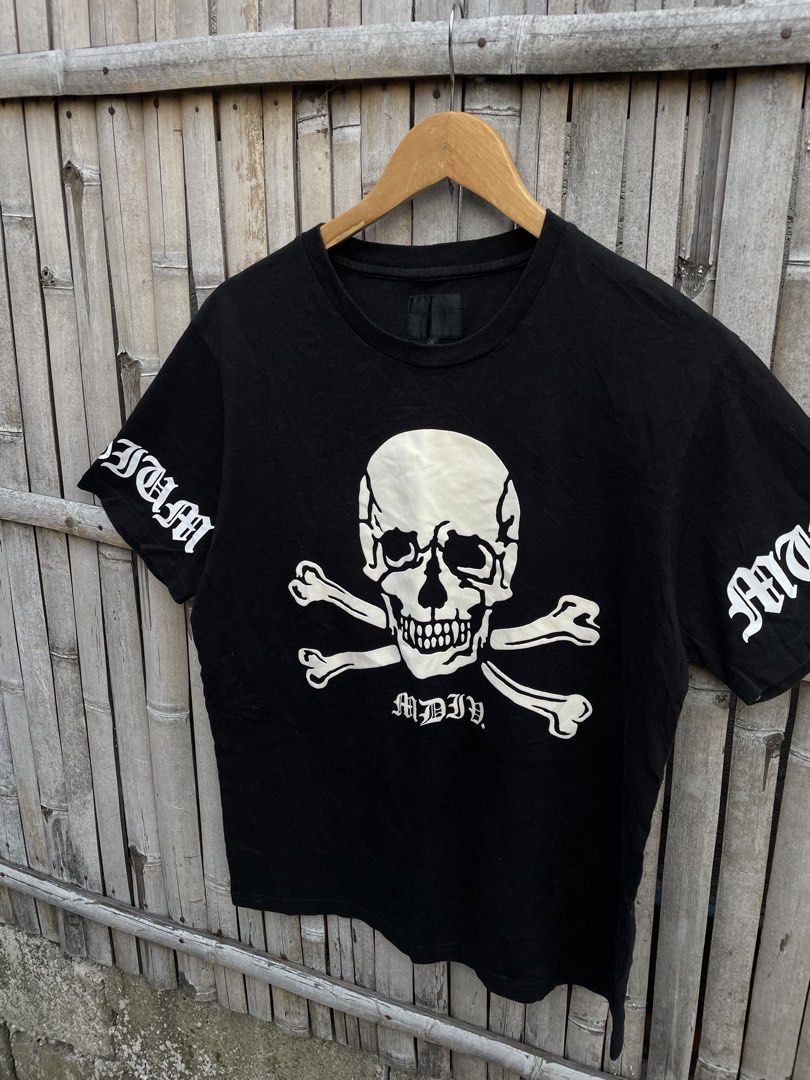 y2k big skull (Category: Tshirts & Polo Shirts ) located in Manila. Submitted by heironjay140351 (Listing ID 1468828395, Image 3). Description: no issue color rate 10 medium to large no issue need wash lang.