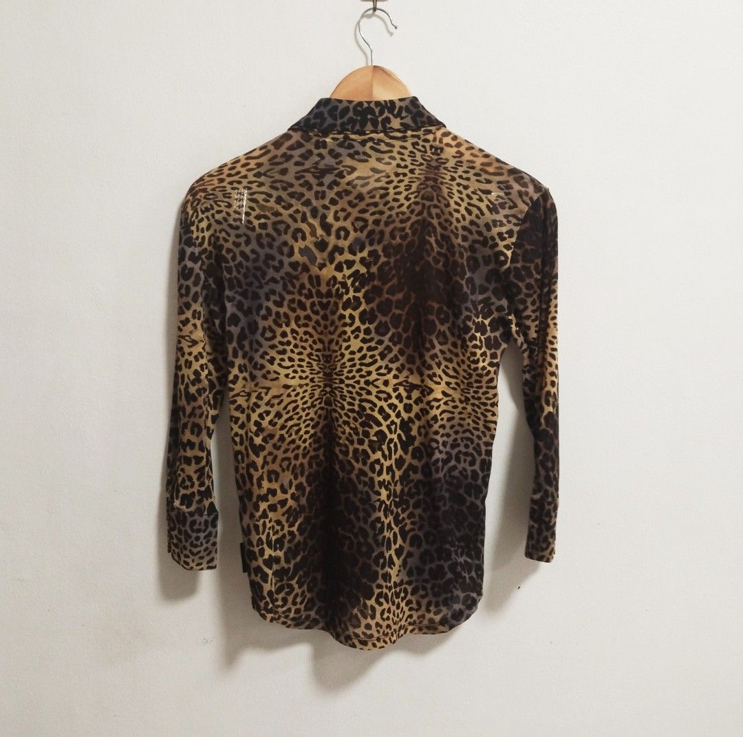 Y2k dkny jeans leopard print (Category: Blouses) located in Pateros City. Submitted by blashjunks.y2k (Listing ID 1468859158, Image 3). Description: Y2K DKNY JEANS LEOPARD PRINT SIZE SMALL ON TAG 1200PHP MSG US.