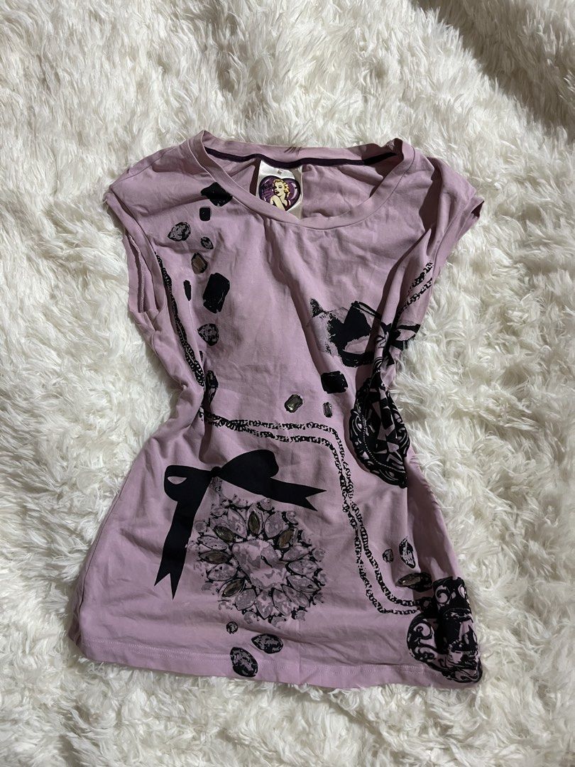 Y2k graphic cap sleeve tee (Category: Shirts) located in Puerto Princesa. Submitted by kaydeclutter16 (Listing ID 1468715400, Image 1). Description: .