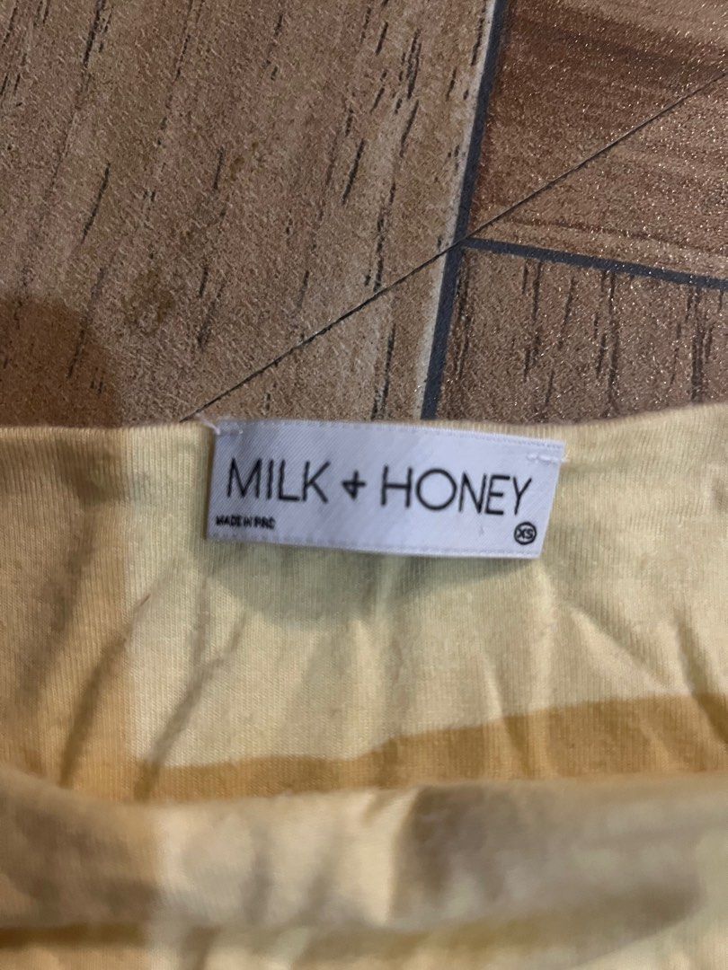 yellow top (Category: Shirts) located in Aguinaldo. Submitted by roversellz_ (Listing ID 1468902382, Image 3). Description: - you can lowkey see like the fizz or fuzz on the shirt - still so cute - butteryyellow in person .