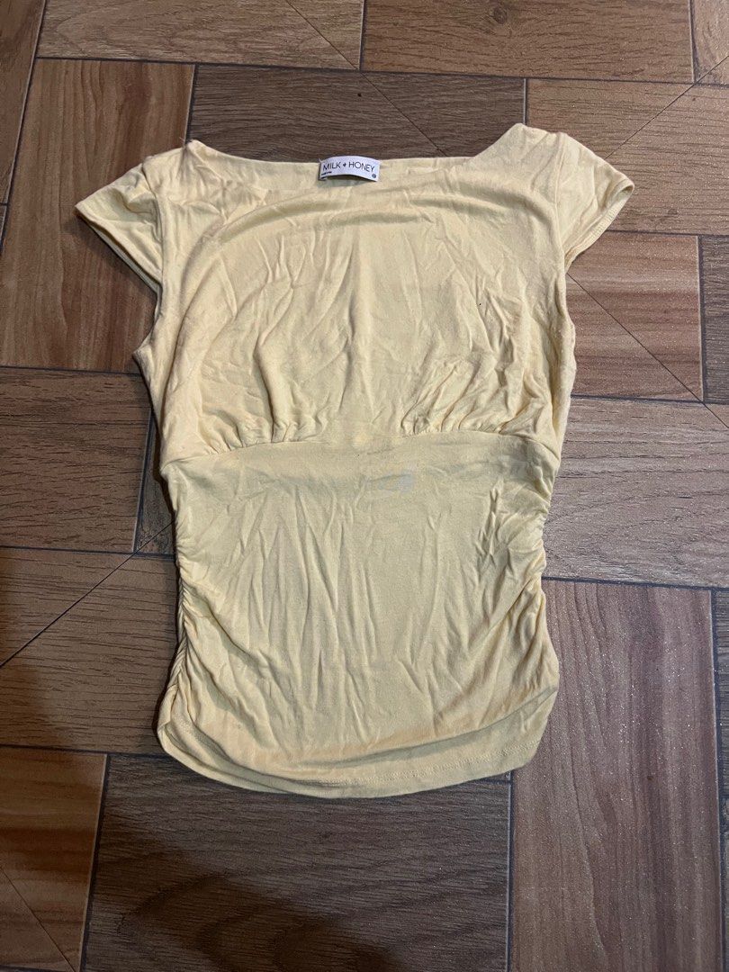 yellow top (Category: Shirts) located in Aguinaldo. Submitted by roversellz_ (Listing ID 1468902382, Image 1). Description: - you can lowkey see like the fizz or fuzz on the shirt - still so cute - butteryyellow in person .