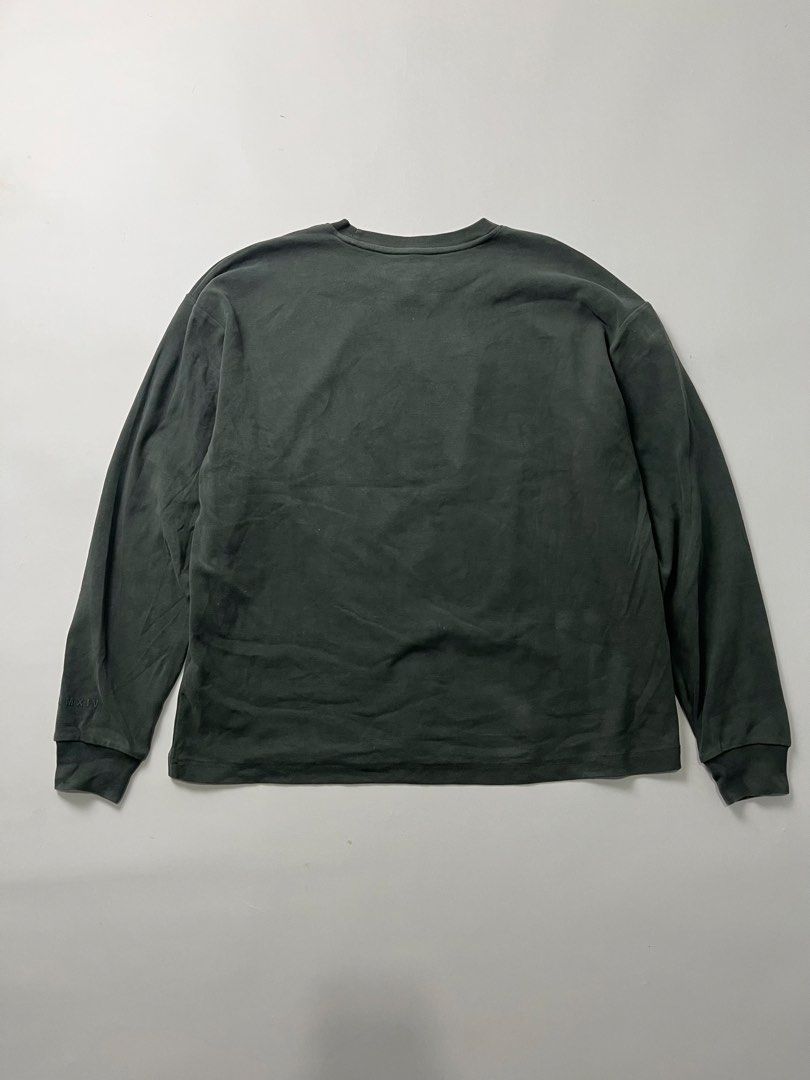 YoungLA Sweatshirt (Category: Coats, Jackets and Outerwear) located in Makati City. Submitted by ufcknwthbst (Listing ID 1468738131, Image 3). Description: 22 inch width 26 inch length 9.5/10 condition No issue.