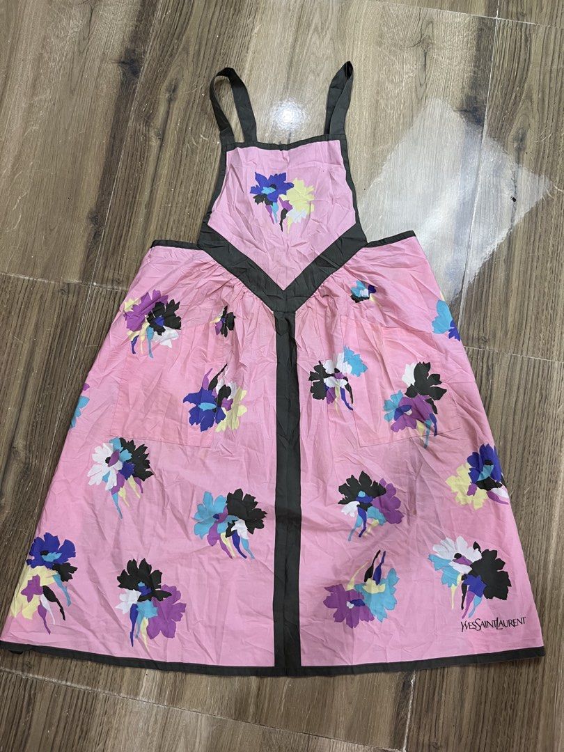 YSL Apron (Category: Luxury Accessories) located in Bulacan. Submitted by letsfindukaywithme (Listing ID 1468792369, Image 2). Description: YSL Apron Cut tag Like new No issue +sf payment first Ship via J&T.