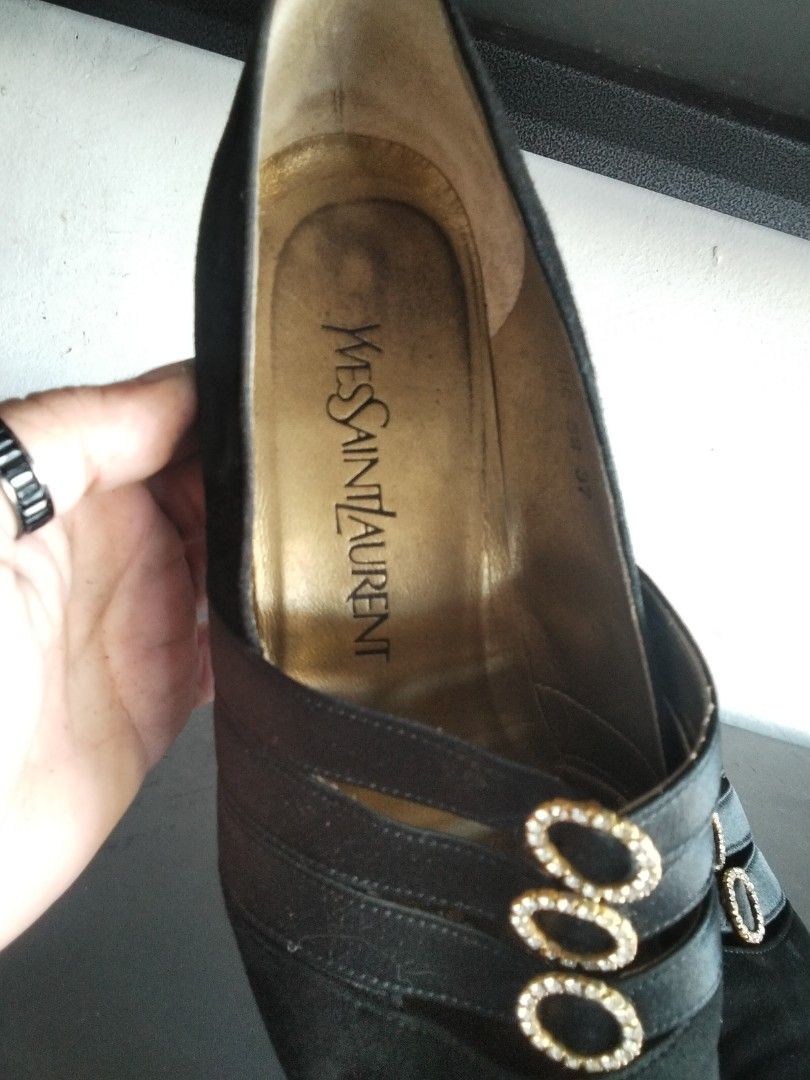 YSL suede pump (Category: Heels) located in Angeles City. Submitted by jnwsurplus (Listing ID 1468740241, Image 2). Description: plsss see pictures 37 on tag.