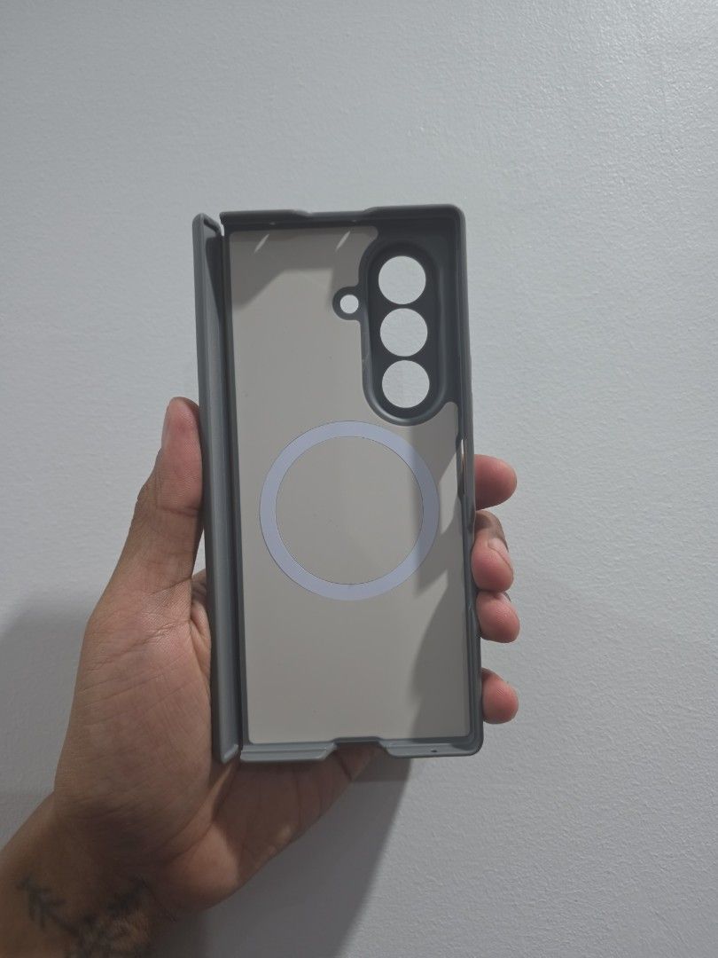 Z FOLD 8 ULTRA Case (Category: Cases & Sleeves) located in Mandaluyong City. Submitted by rndm.stuff (Listing ID 1468874899, Image 2). Description: 💯MAKE READING A HABIT! 👌RFS: Decluttering, too many cases already 👌Buyer Books and Shoulders SF.
