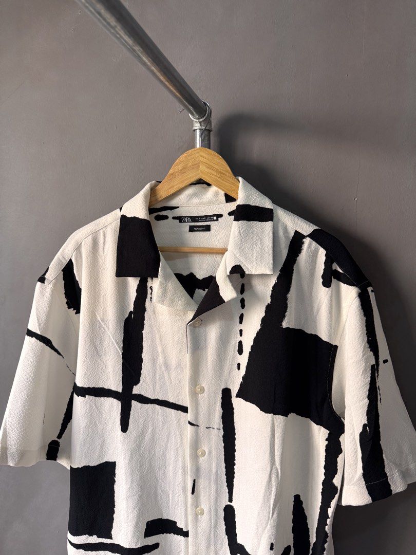 Zara - Abstract graphic print textured shirt (Category: Activewear) located in Cabuyao City. Submitted by _streetflavor (Listing ID 1468780225, Image 2). Description: Zara - Abstract graphic print textured shirt Excellent Used Size: Small fits M-L Length: 28.5 Width: 23.5 -880 pesos Dm.