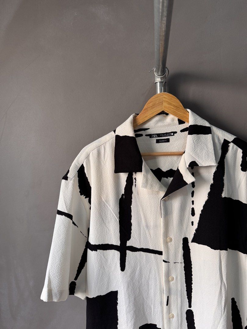 Zara - Abstract graphic print textured shirt (Category: Activewear) located in Cabuyao City. Submitted by _streetflavor (Listing ID 1468780225, Image 3). Description: Zara - Abstract graphic print textured shirt Excellent Used Size: Small fits M-L Length: 28.5 Width: 23.5 -880 pesos Dm.