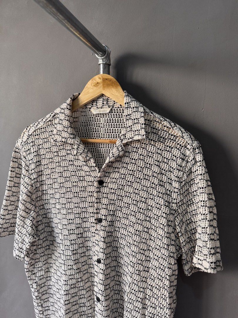 Zara - Textured Button up shirt (Category: Activewear) located in Cabuyao City. Submitted by _streetflavor (Listing ID 1468779445, Image 2). Description: Zara - Textured Button up shirt Excellent Size: Small fits medium Length: 27 Width: 21 -880 pesos Dm.