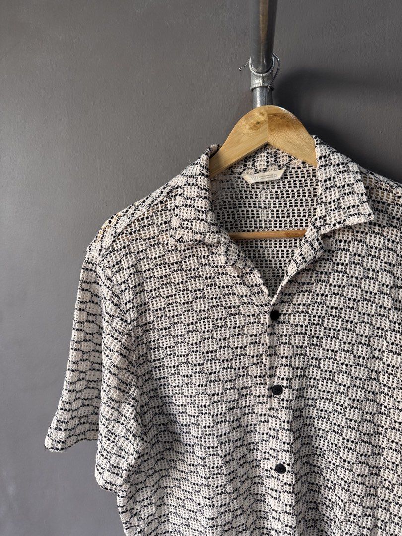 Zara - Textured Button up shirt (Category: Activewear) located in Cabuyao City. Submitted by _streetflavor (Listing ID 1468779445, Image 3). Description: Zara - Textured Button up shirt Excellent Size: Small fits medium Length: 27 Width: 21 -880 pesos Dm.