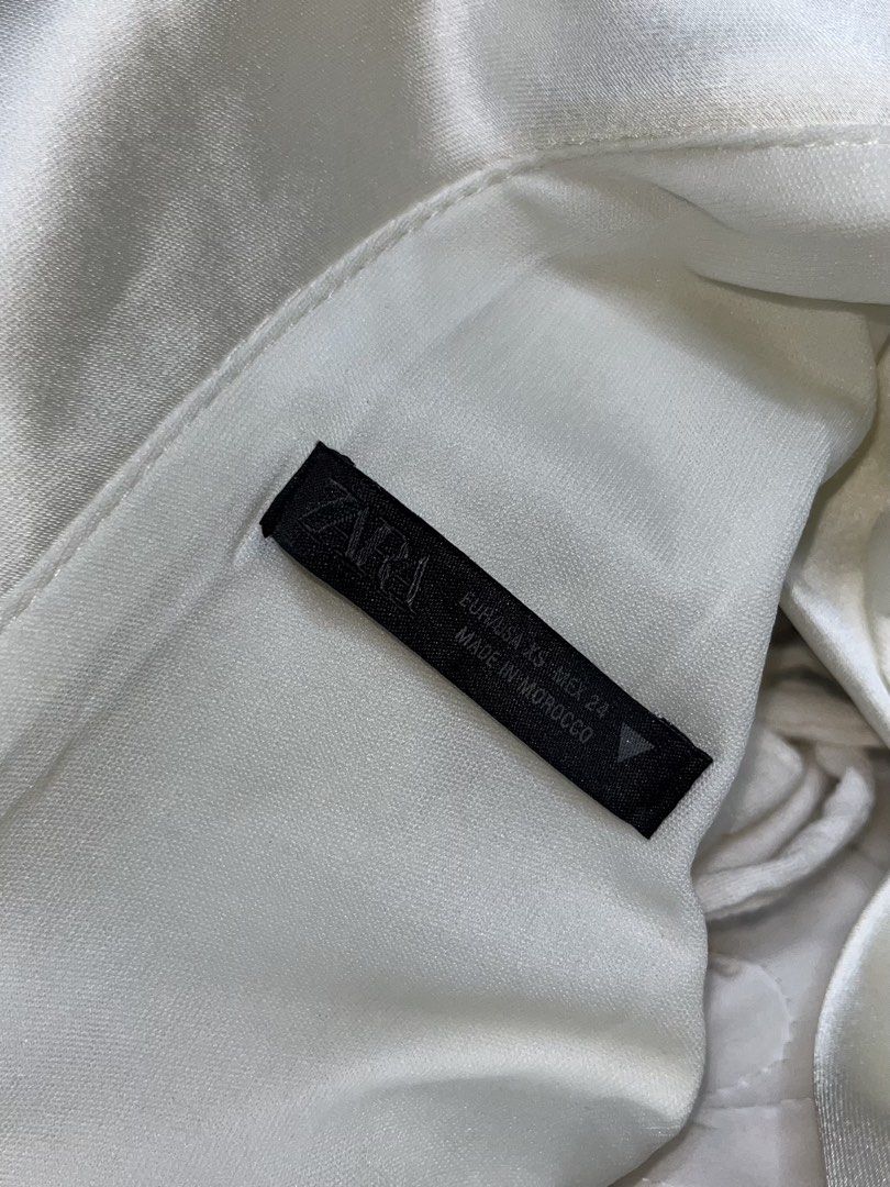 ZARA - White Silk dress Chic and Classy (Category: Dresses) located in Manila. Submitted by grandshark_8bdcc4 (Listing ID 1468793209, Image 3). Description: .